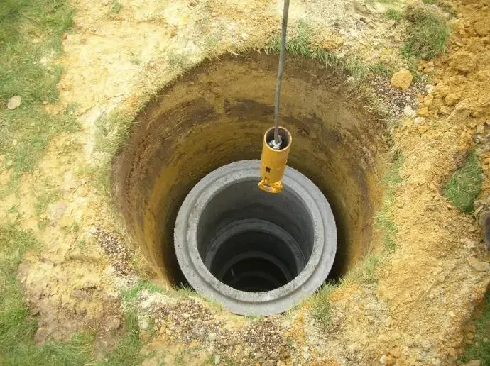 Puits d'infiltration en cours de pose dans une excavation