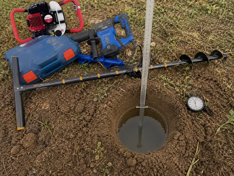 Tarière motorisée et forage pour essai de perméabilité selon la méthode de Porchet